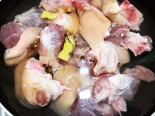 猪蹄胶原蛋白满满，可以美容养颜，搭配黄豆焖煮更美味