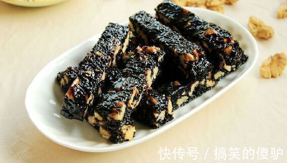 失眠|核桃配上此物,每天吃几口,大肚子没了,失眠好了,白发也变黑了