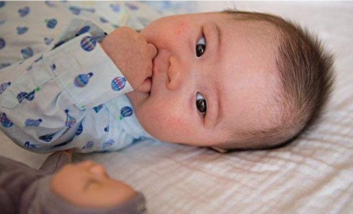 新生儿|宝宝睡醒后的三个“小举动”，说明大脑发育好，宝妈对照一下吧