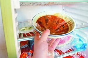 食物|冰箱打死不能放“3种食物”,滋生细菌,别吃没了健康,早知早好