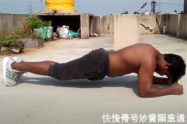 腹部|小伙尝试做平板支撑，每天坚持做5分钟，坚持1个月看他腹部变化