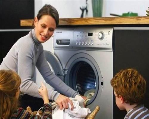 3招对付衣服染色的小妙招，不管什么颜色都能轻松去除