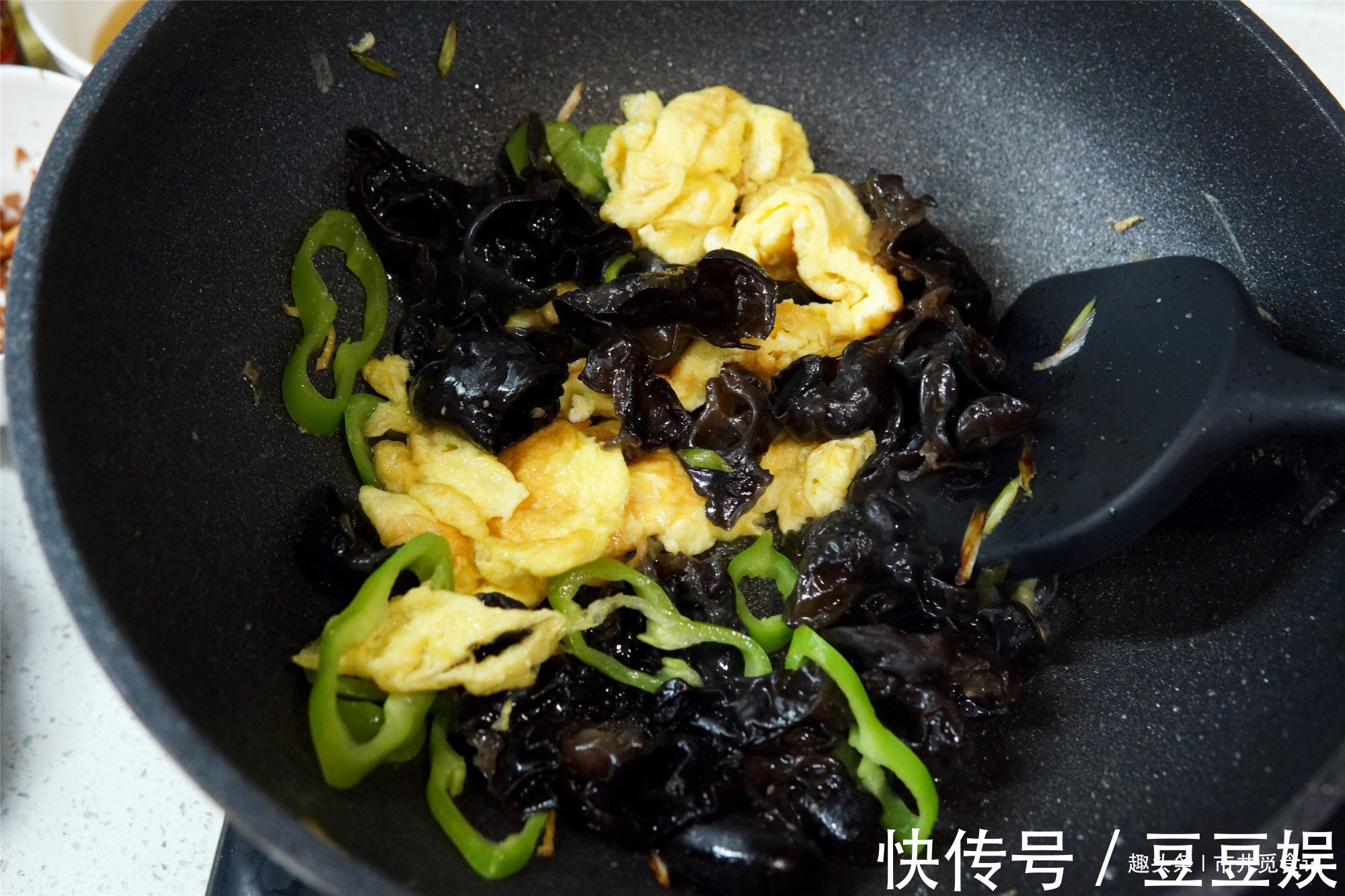 炒木耳时，锅里“噼啪”炸响，大厨教你小窍门，不炸锅还更好吃