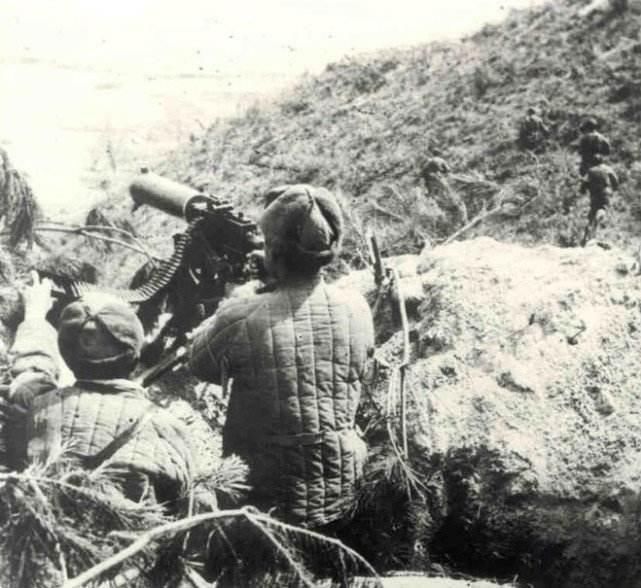 伪军|志愿军战士用一发子弹吓破敌胆，34名伪军成为俘虏，创造战场神话