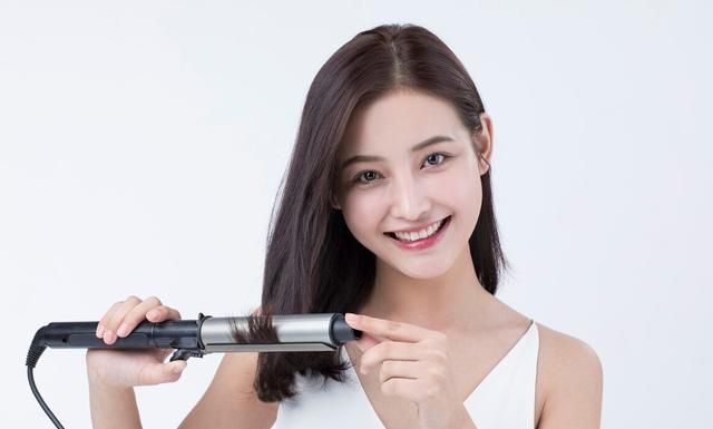 烫头发和每天自己用卷发哪个更伤发?技术好方法得当,都不太伤发