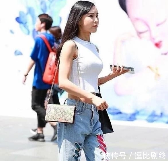 街拍青春靓丽的小姐姐,一件粉色上衣配牛仔热裤,完美好身材