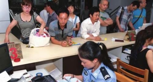 爸爸姓“鸡”,坚持不让3胞胎随自己姓,媳妇取名护士听了都说好