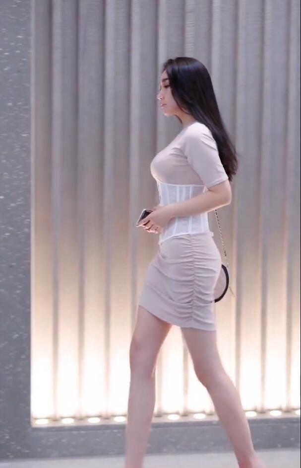 绑着束腰出行的美女，凸显出来的曲线没有真实曲线好看