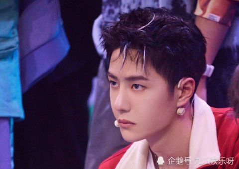 王一博|《街舞4》:王一博喜提布布!粉丝笑他:怕不是脚底有弹簧