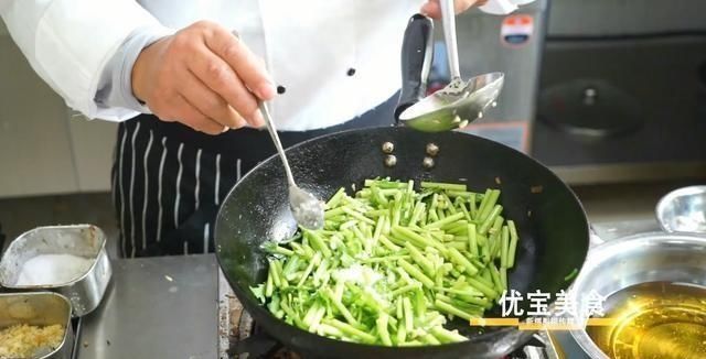  家常《蒜蓉茼蒿》的正宗做法，做法简单易学，好吃有营养