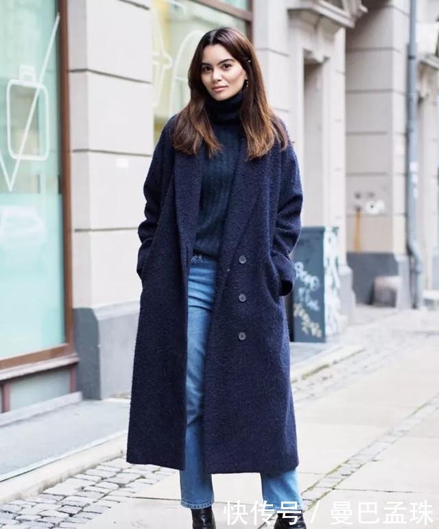 女人|50+的女人冬天怎么穿才时尚?大衣+高领衫,谁见都夸洋气