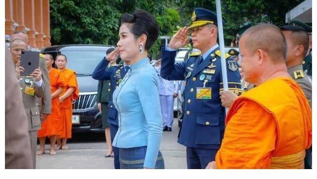 苏提达!36岁诗妮娜光彩照人,佩戴太后蓝宝石套装,下一个目标就是王冠