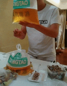 |搞笑GIF:一开门就碰到财神爷,今天要发财了吗