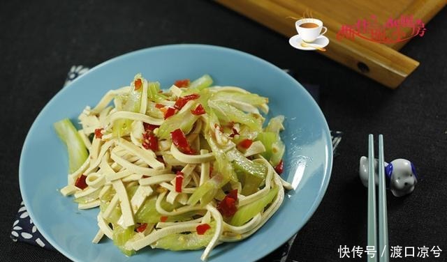 芹菜和它天生一對(duì)，隔天吃一次排黑宿便口臭沒了，體重重回2位數(shù)