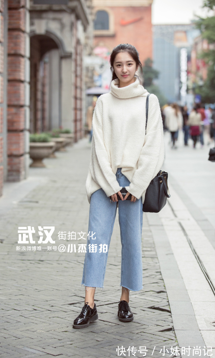 街拍|武汉街拍,白T恤搭配条纹阔腿裤,简约随意又百搭