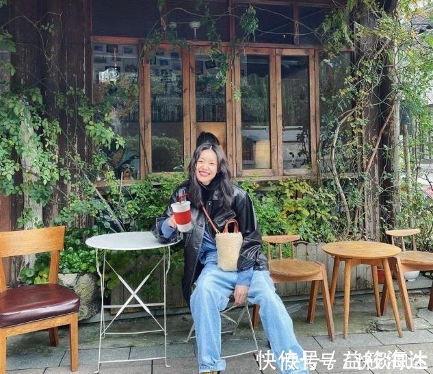 刘雯 刘雯潮流冬装搭配来袭，牛仔派克服配浅色牛仔裤，减龄时尚又有范