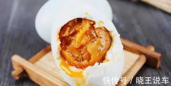 腌咸鸭蛋有窍门:只需2种辅料,10天就熟,蛋黄流油起沙,超级香