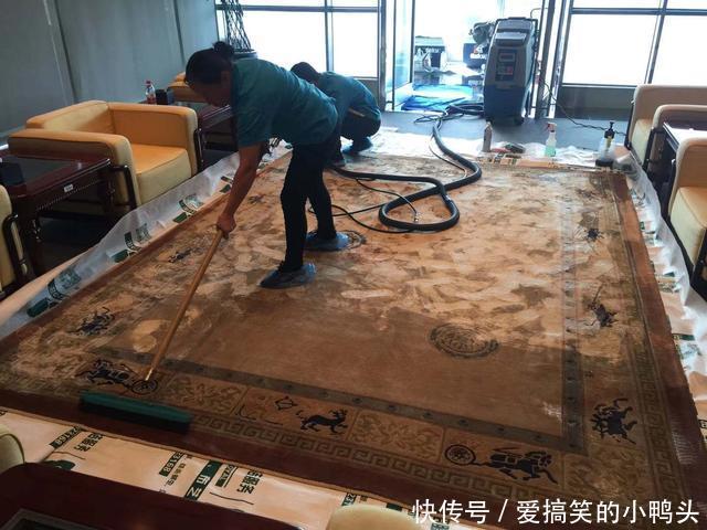 为什么中国人不用地毯？看完老外清洗过程就明白了