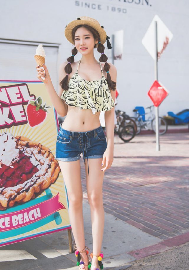 街拍：身材凹凸有致的小美女，短款上衣配短裤，十分靓丽动人