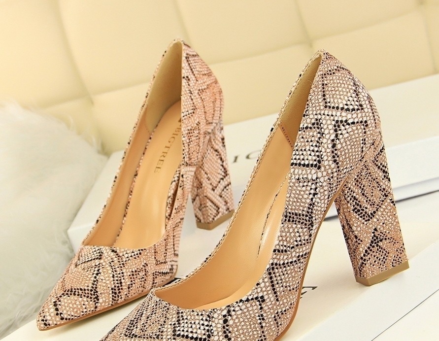 夜店 女人身材丰满,就要穿这种高跟鞋,性感妩媚,显高显瘦,贼美