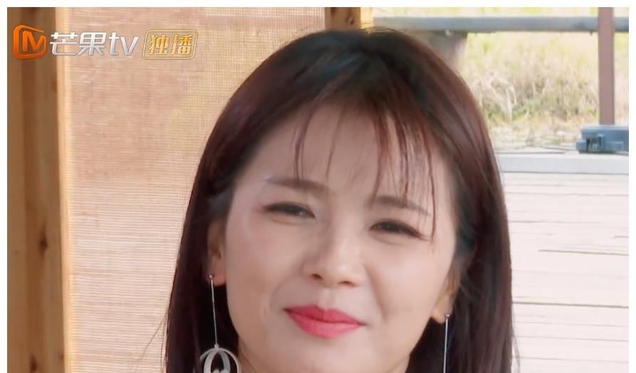 刘涛当团长有多差劲?吃饭时生硬cue流程,六位嘉宾没人接话茬