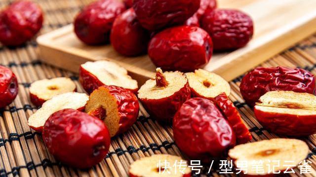 月经周期|女人过了40岁，来月经时，若有3个特点，可能在1-3年内绝经