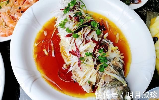 儿子|儿子领女友回家过年，看看妈妈做的年夜饭，网友这是想当婆婆了