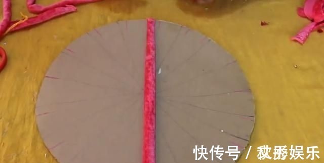 旧衣服扔掉太浪费了，天才主妇把它做成垫子，坐着舒服又省钱