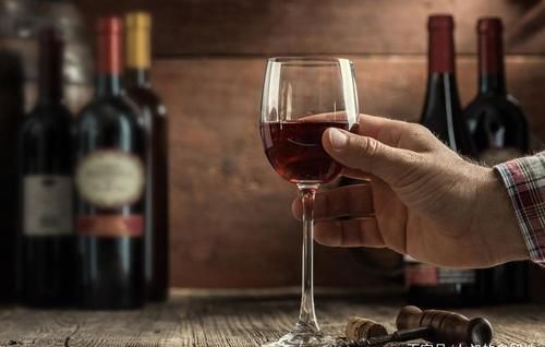 为什么网上卖的葡萄酒很便宜，七八十就可以买一箱，还是进口的？