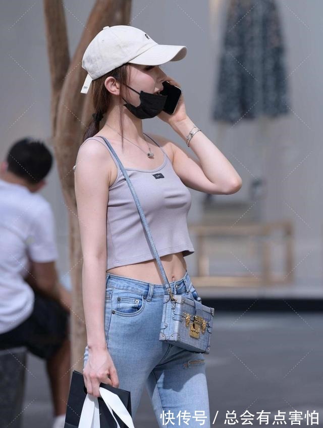 休闲装 纯色无袖背心搭配一条浅牛仔裤，清新洒脱，包也很独特！