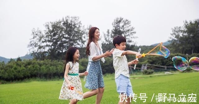 女儿|妈妈训女儿,邻桌的陌生男人却泪如雨下,这是怎么了