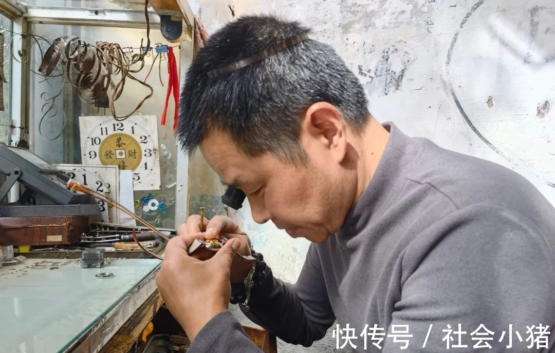 修表匠 墨江:修表匠 “嘀嗒”声中“修复”旧时光