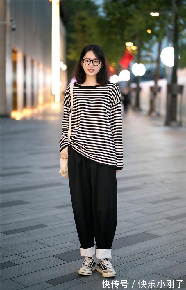 穿搭 毛衣下面不一定搭裙子,今年流行毛衣搭配奶奶裤,温暖又显气质