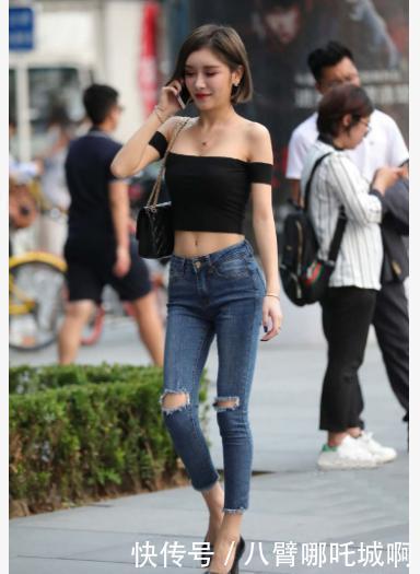 一字肩衬衫搭配暗蓝色破洞牛仔裤,时尚简约,气质不凡