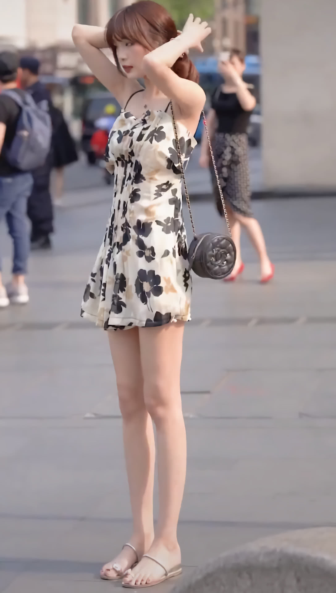 大长腿|街拍小姐姐天生一张上镜脸，穿花朵裙真美，大长腿在全网都少见！