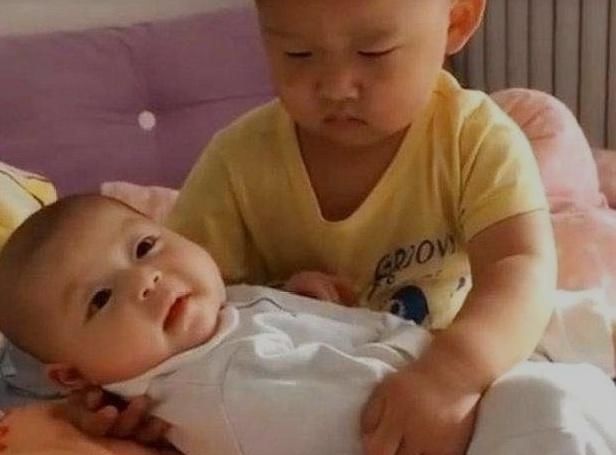 睡着|3岁哥哥哄弟弟睡觉,没想到先把自己给哄睡着了,宝妈哭笑不得