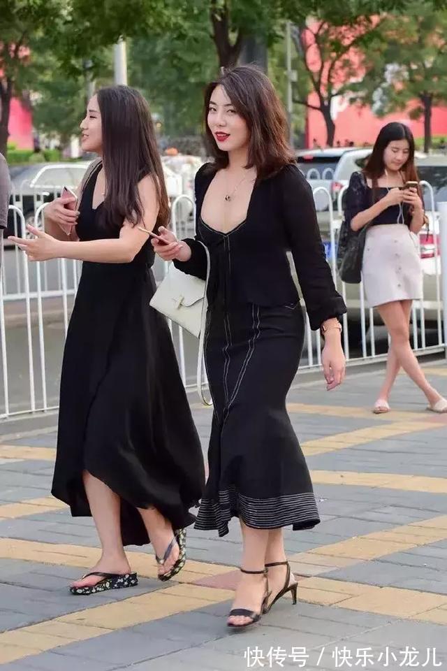 衬衫 黑白相间的竖条纹衬衫,系带带着显瘦的效果,增加少女气息