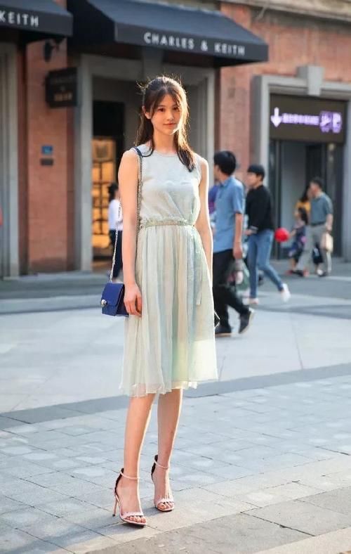 耀眼到无法忽视的的大美女，完美的大长腿型