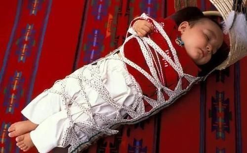 一个月|奶奶给满月孙子剃光眉毛,一个月后悔不当初,宝妈:您回老家吧