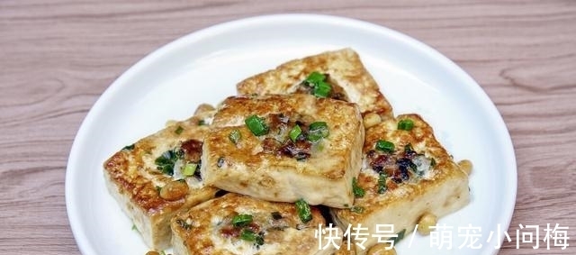 煎豆腐直接下锅，豆腐就毁了，掌握这4个技巧，豆腐不碎不粘锅
