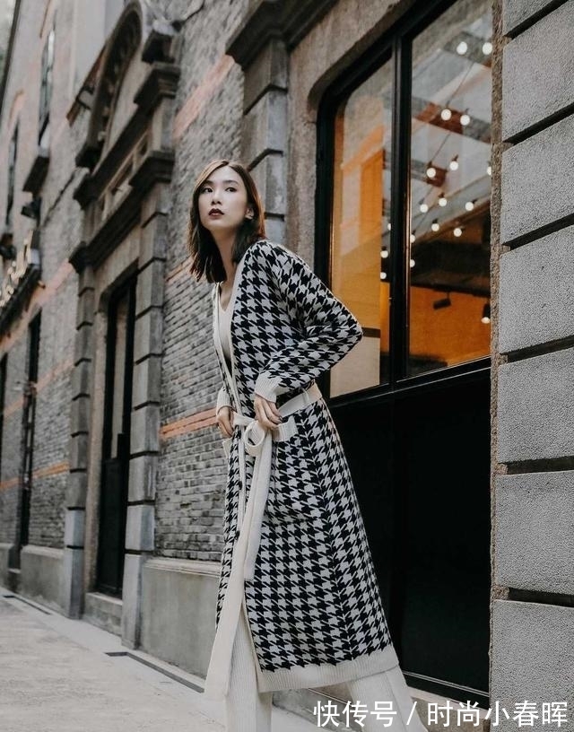 千鸟格|华为小公主姚安娜真放得开,穿千鸟格连衣裙前面优雅,后背惊艳