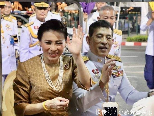 苏提达|诗妮娜不在眼前苏提达放松警惕?一身土豪金显俗气,直筒腰输贵妃