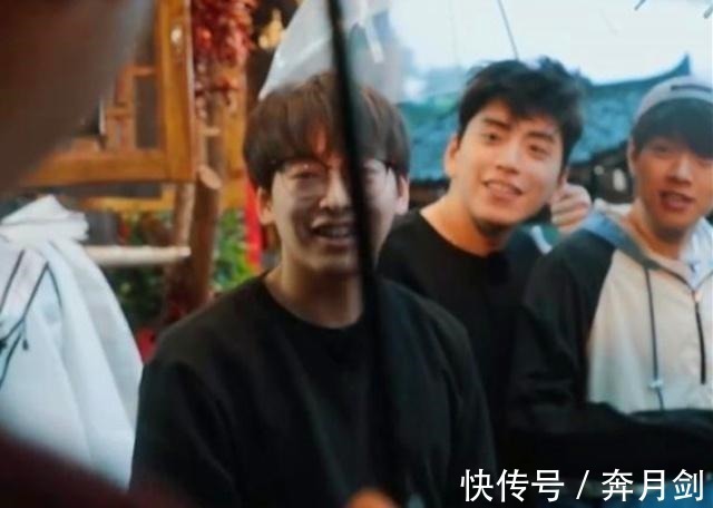 《向往的生活》中真正干活之人说漏了嘴,何炅迅速补救却已来不及