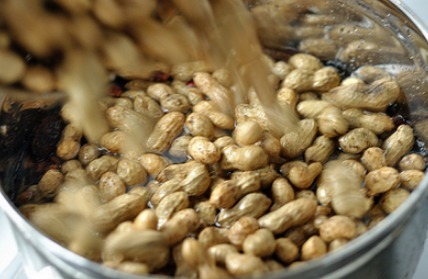 煮花生时,别乱放调料,姥姥用这个方法煮了60年,鲜香软烂又入味