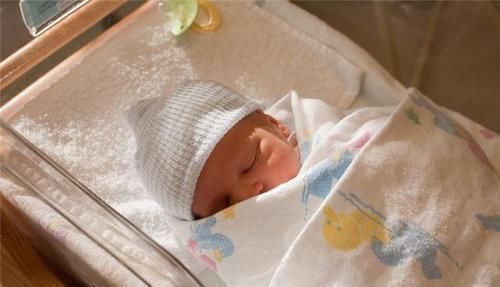 “最美新生儿”走红，靠颜值赢在起跑线上，只因产妇孕期很自律