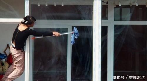 擦玻璃不用爬窗,有个小妙招,让玻璃干干净净