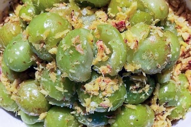 7月才成熟，果肉又酸又苦，乡下小孩看了嫌弃，城里卖9元一斤