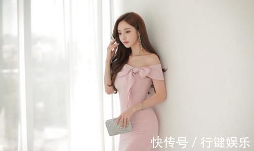 女人味|美女穿搭：小姐姐爱穿粉色修身裙，女人味迷人，妩媚极了