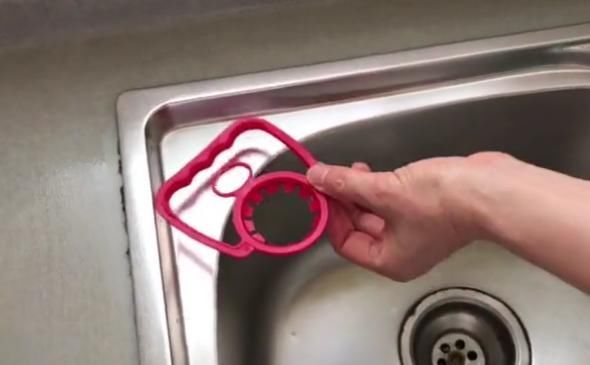 洗菜池一定要放个油桶提手?太实用了,活了30年才知道,太捧了