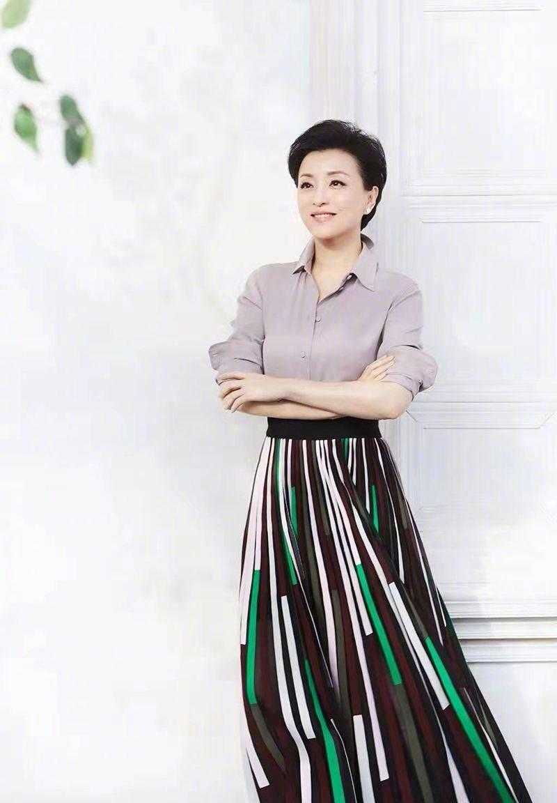 杨澜与老公携手出席活动,穿紫色连衣裙端庄大气,网友:性感撩人